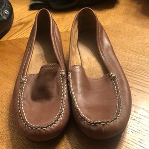 Tan naturalizer women’s loafer. Lightly worn